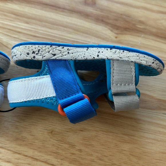 Size 4 toddler sandals two adjustable side straps. NWT ready for summer in blue - Picture 3 of 5